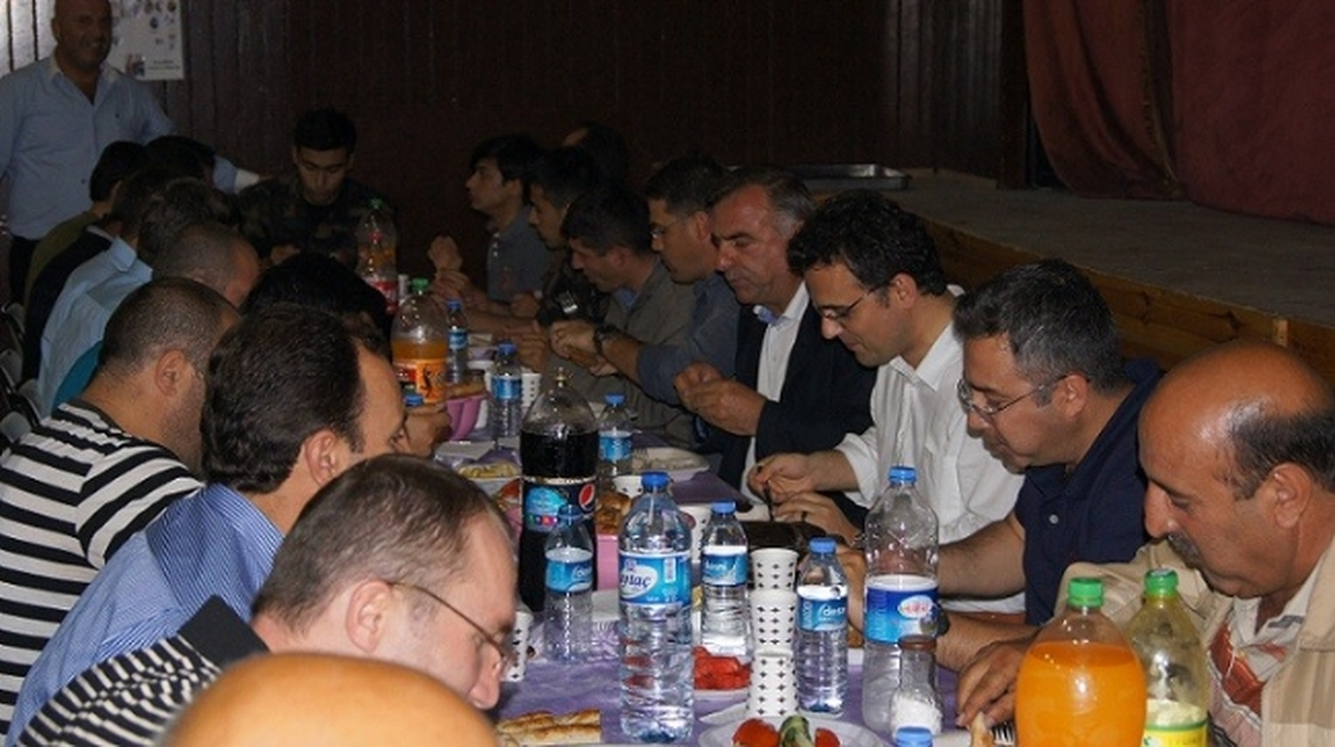 Kağızman\'da İftar Yemeği