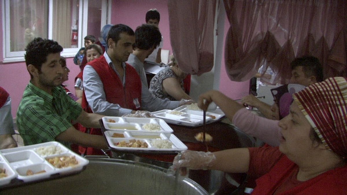 Kızılay Çatalağzı Beldesi\'nde İftar Yemeği Düzenledi