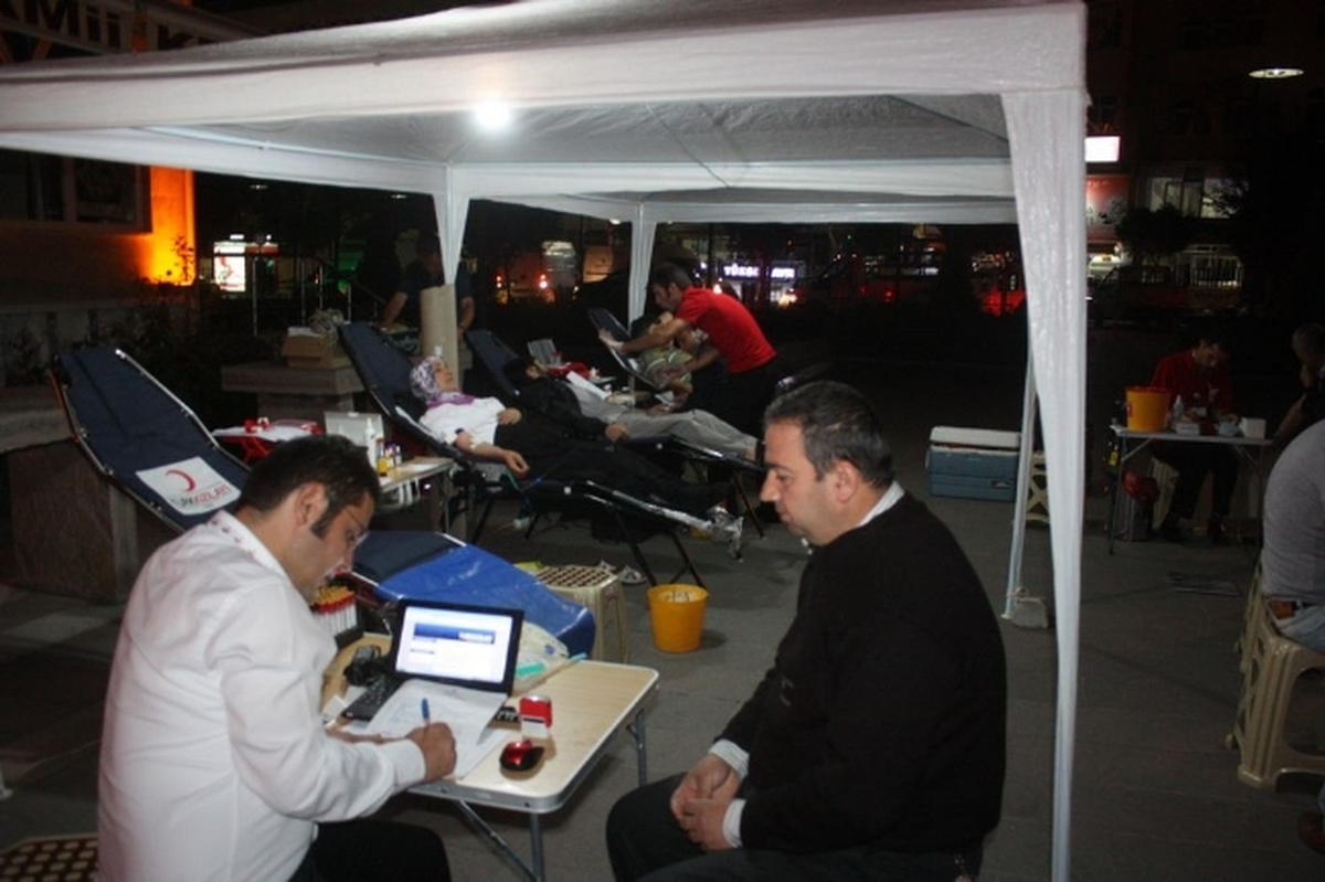 Kızılay Havza\'da İftardan Sonra Kan Topluyor