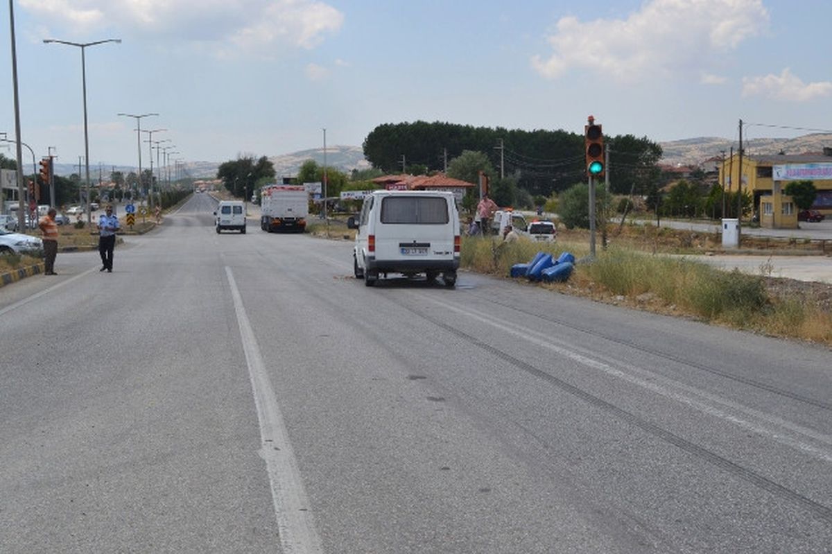 Minibüs Kamyonete Arkadan Çarptı: 1 Yaralı