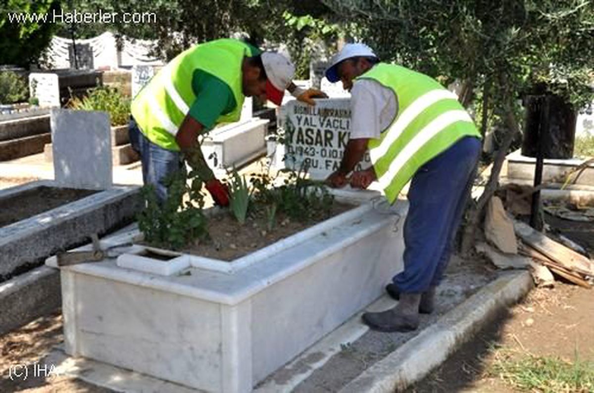 Nazilli\'de Mezarlıklara Bayram Bakımı