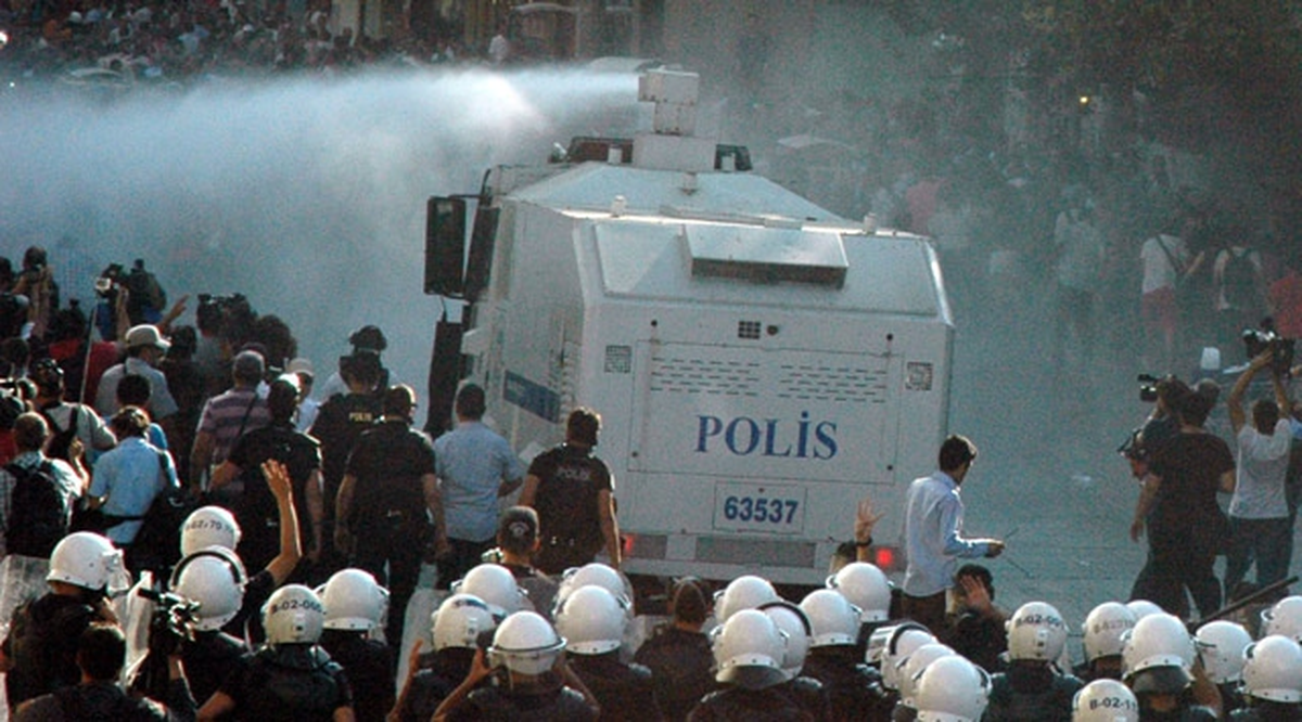 Polis, İstiklal Caddesi Üzerinde Eylemcilere Müdahale Etti