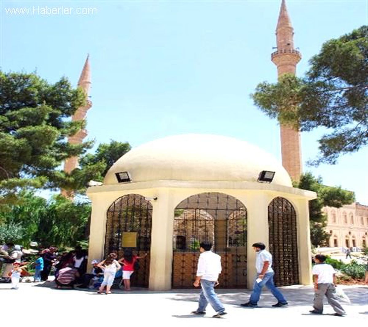 Ramazan\'da Türbe ve Makamlara Ziyaretçi Akını