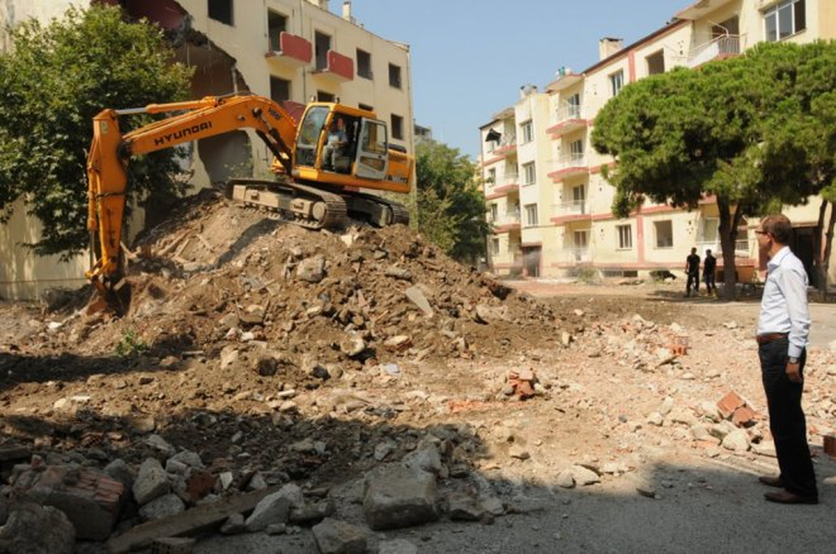 Subay Lojmanlarının Yıkımı Başladı
