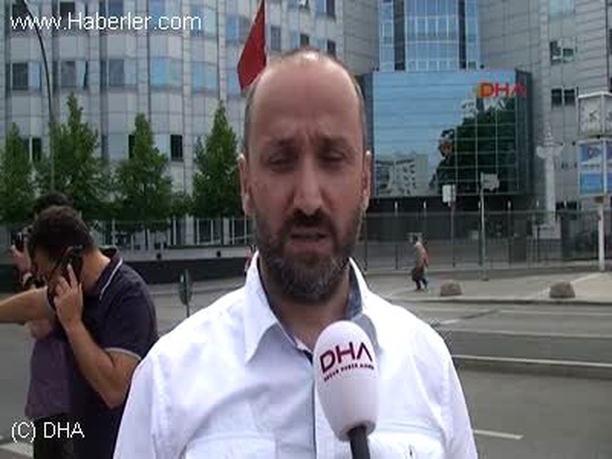 Yenidenberlin\'de Yaşayan Türkler Çin Büyükelçiliği\'ne Siyah Çelenk Bıraktı