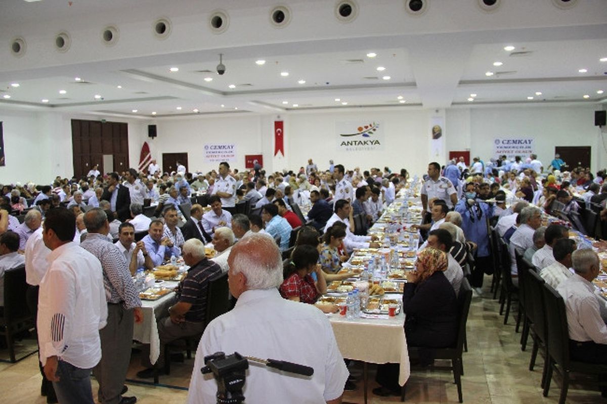 Adalet Bakanı Ergin, Hatay\'da İftar Yemeğine Katıldı