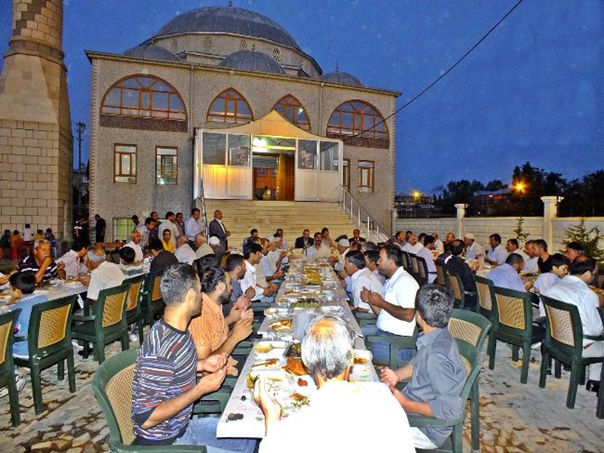 AK Parti Mahallelerde İftar Yemeği Vermeye Devam Ediyor