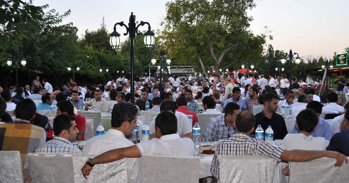 Bakan Şahin, Gaziantep\'te İftar Yemeğine Katıldı