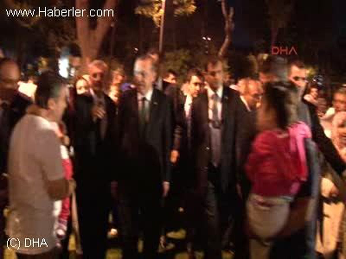 * Başbakan Recep Tayyip Erdoğan, İftar Programının Ardından Evinin Karşısındaki Parka Giderek...
