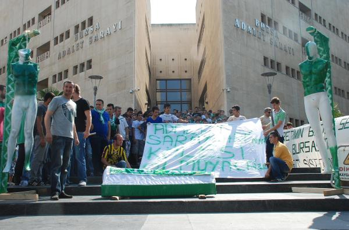 Bursaspor Taraftarından Tabutlu, Darağaçlı Protesto