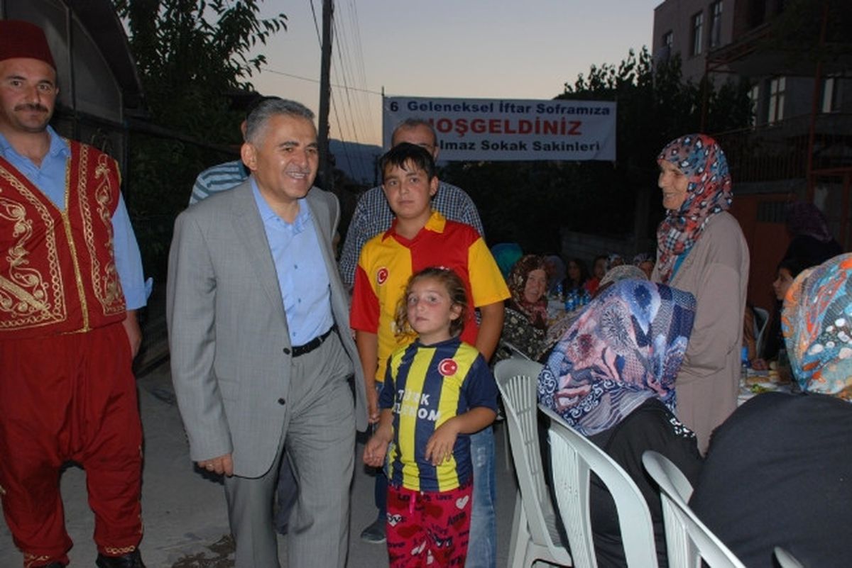 Büyükkılıç, Açkalmaz Sokak\'ta İftara Katıldı