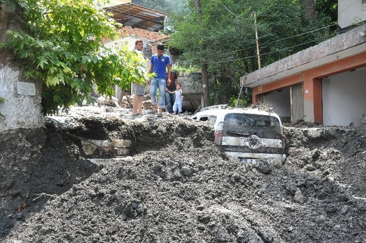 Çökek Yaylasında Enkaz Kaldırma Çalışmaları Sürüyor