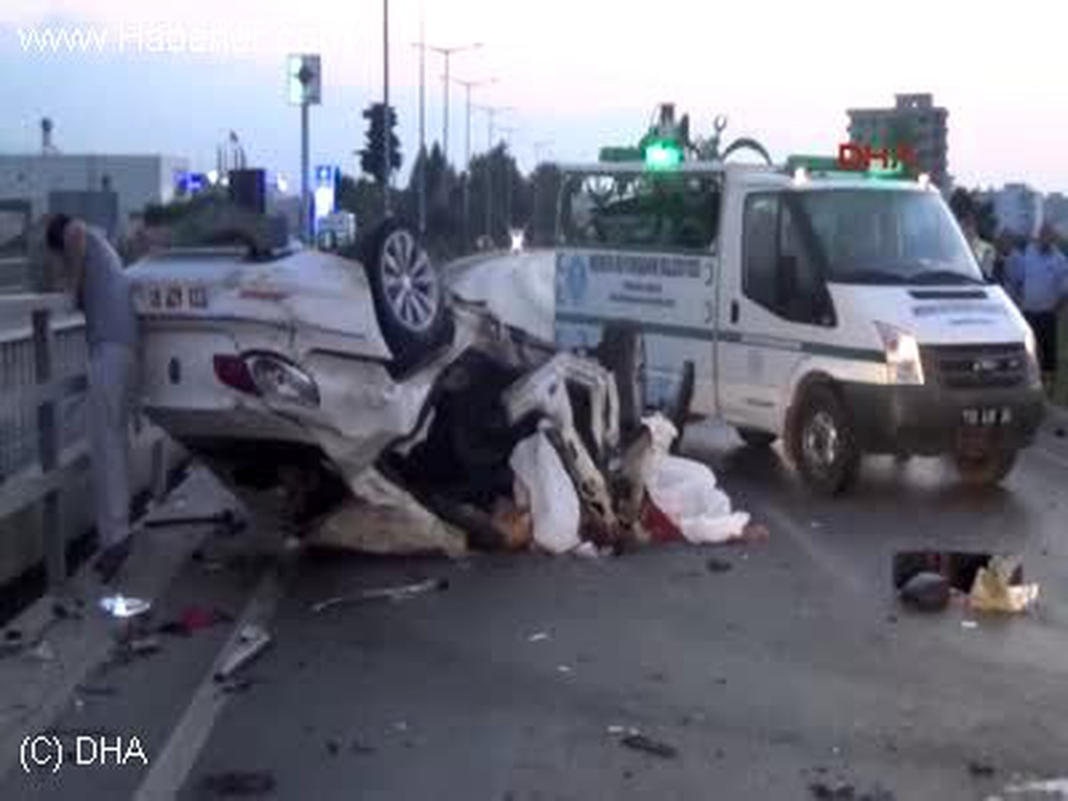 Erdemli Otomobil Bariyerlere Çarpıp, Takla Attı: 3 Ölü