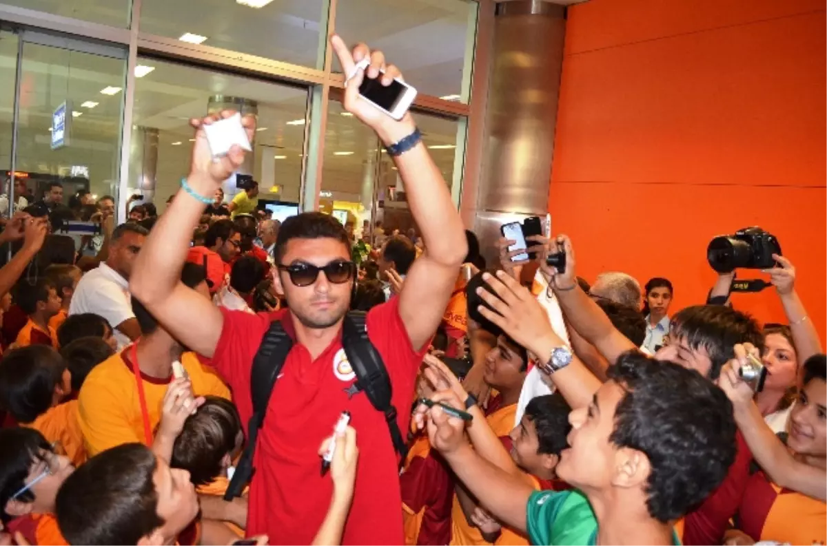Galatasaray, Malaga ile Yapacağı Özel Maç İçin İzmir\'e Geldi