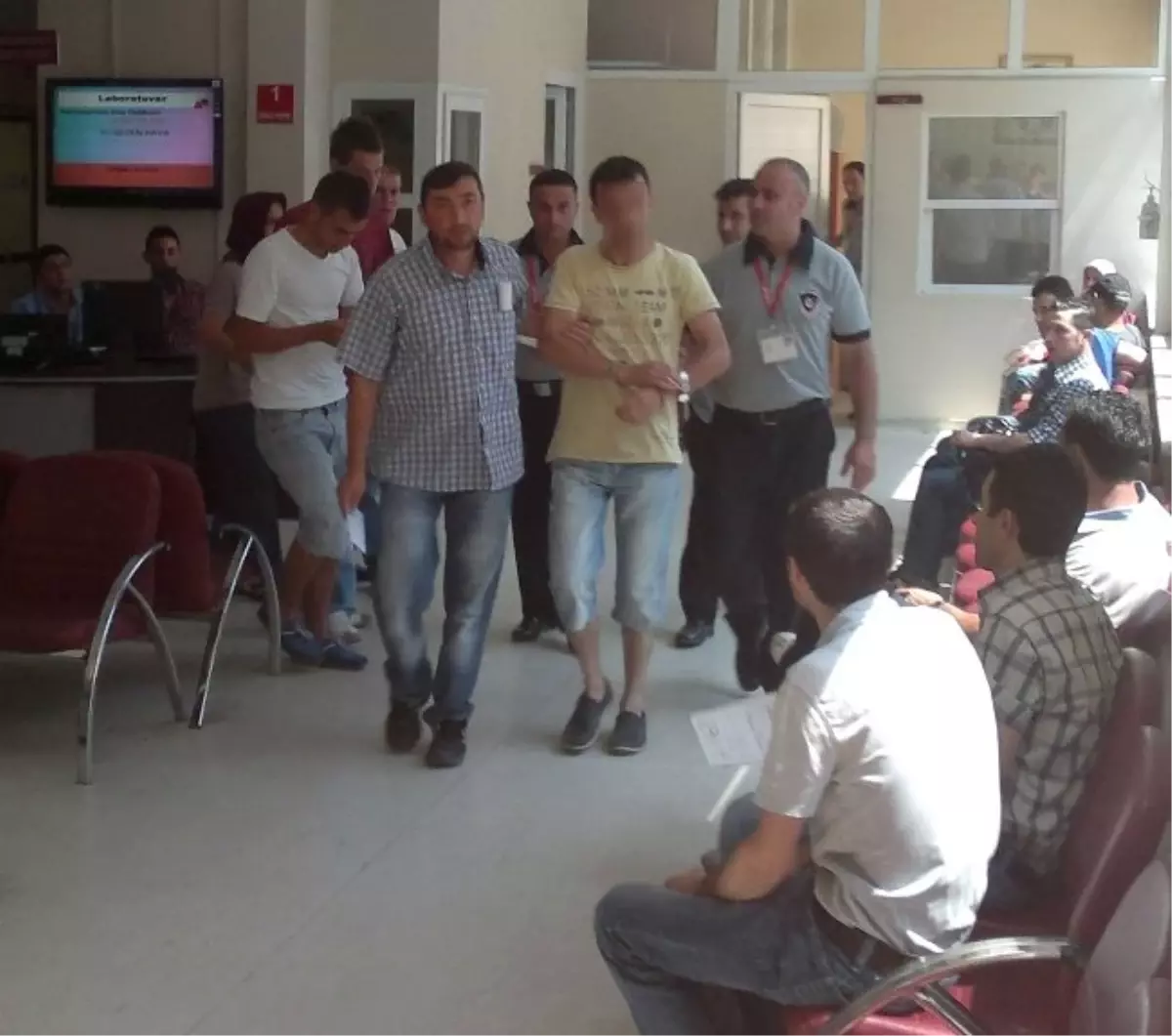 Hastaneden Televizyon Çalan Zanlıyı Güvenlik Görevlisi Yakaladı