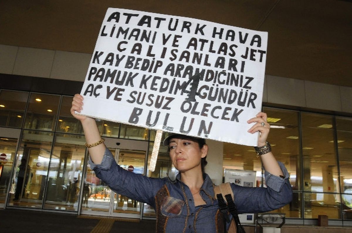 Havalimanı\'nda 4 Gündür Kedisini Arıyor