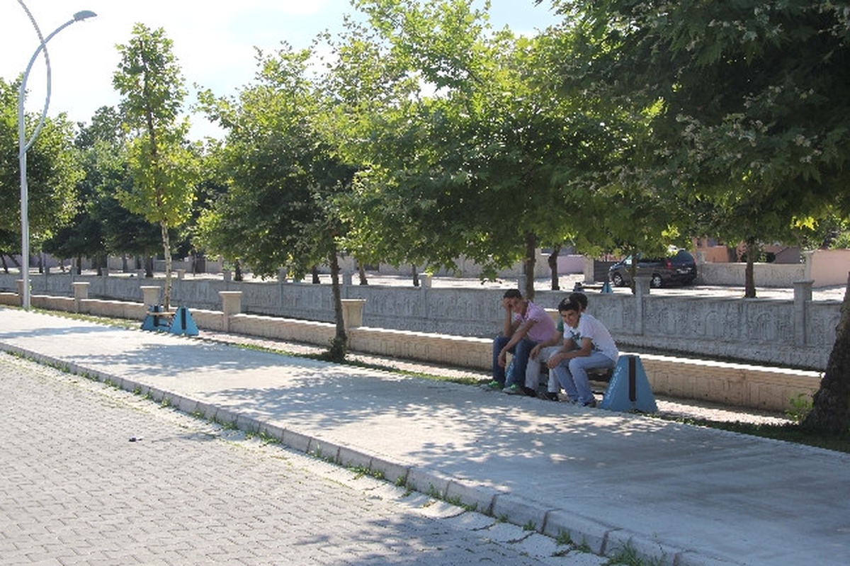 Hendek Belediyesi Kendi Ürettiği Oturma Banklarını Şehrin Çeşitli Yerlerine Koydu