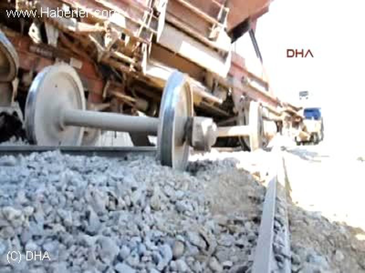 İki Tren Kafa Kafaya Çarpıştı: 1 Yaralı