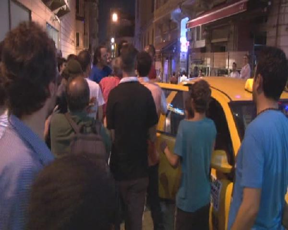İstiklal Cadesi\'nde Linç Girişimi