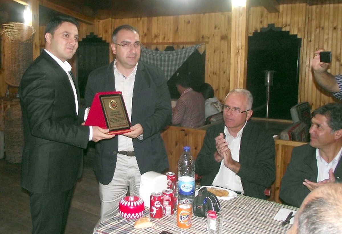 Kaymakam Ünsal\'dan Başkan Cengiz"E Plaket