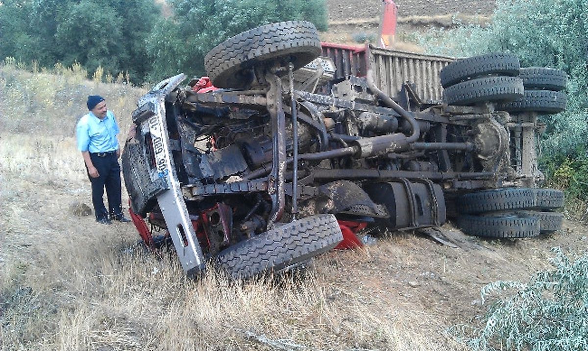 Kırıkkale\'de Harfiyat Kamyonu Devrildi: 1 Ölü, 1 Yaralı