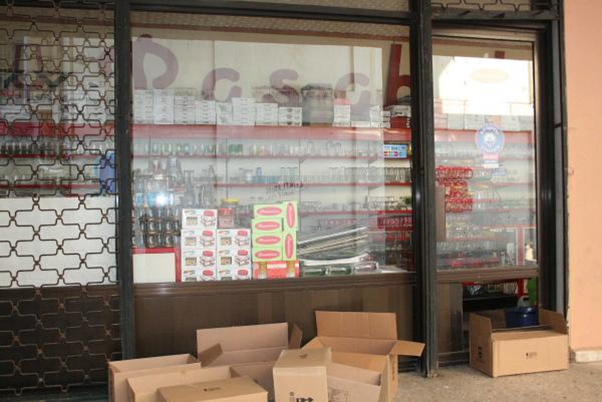Kolilere Doldurdukları Tabakları Çalamadan Kaçtılar