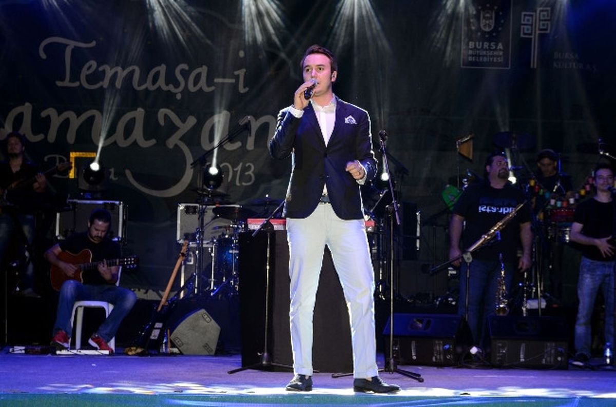Mustafa Ceceli Bursa\'da 150 Bin Kişiyi Coşturdu