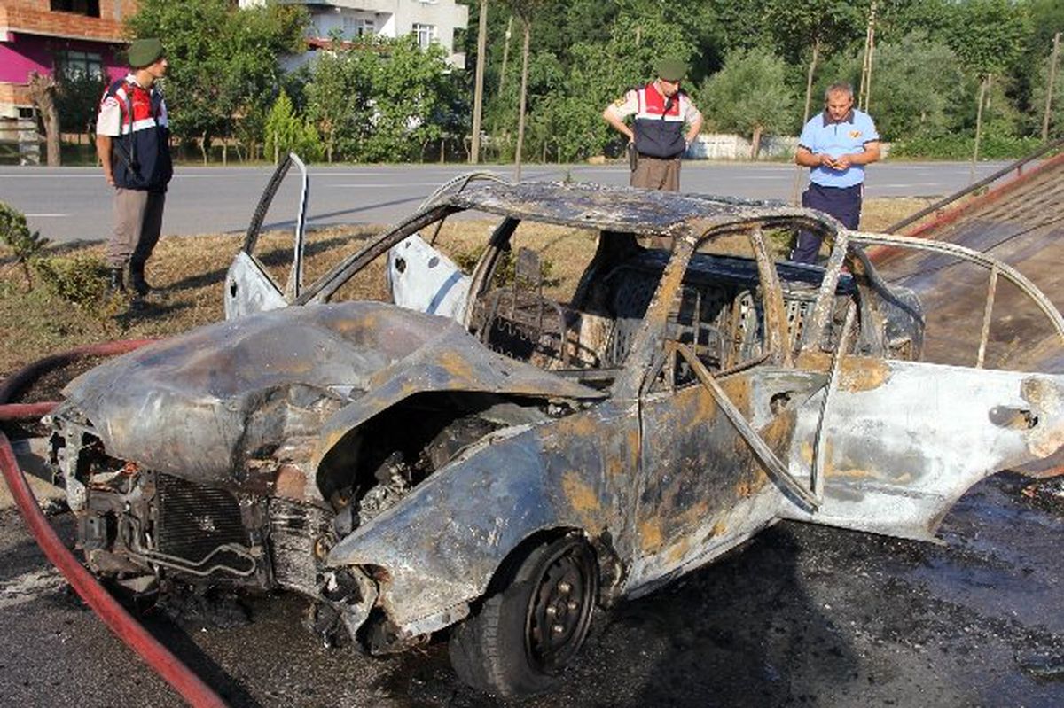 Otomobil Direğe Çarpıp Yandı: 3 Yaralı