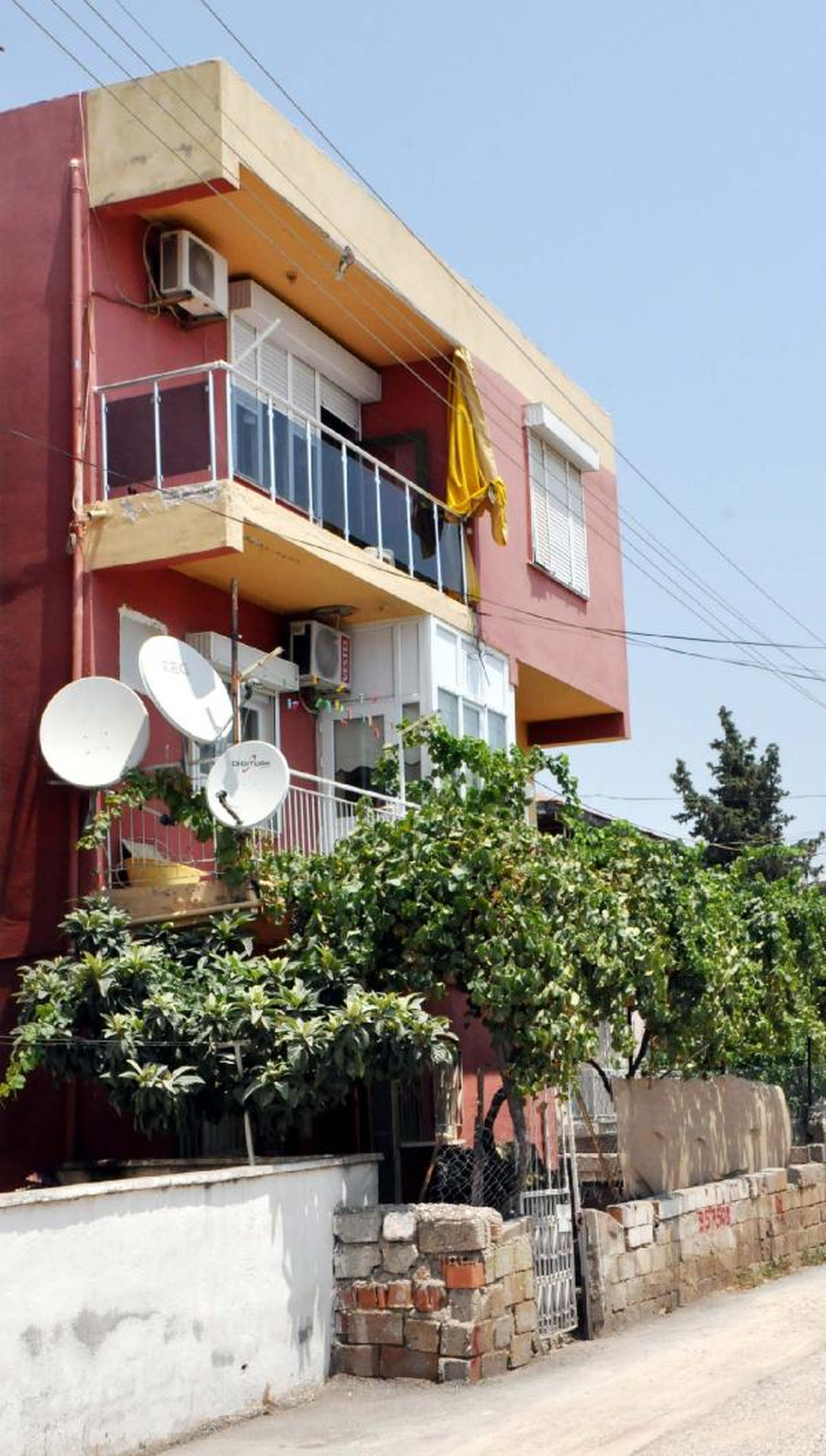 Polisi Görünce 3\'üncü Kattan Atlayınca Yaralandı