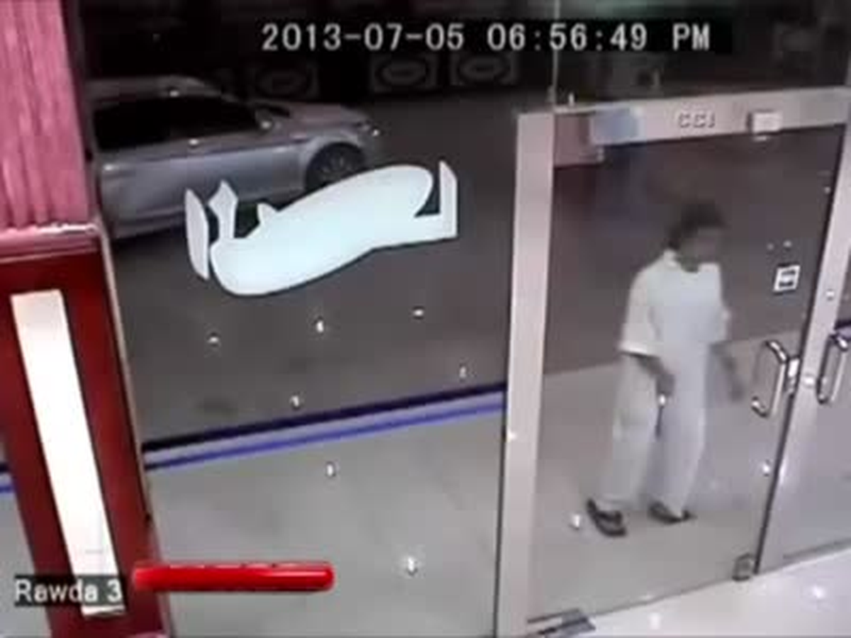 Suudi Arabistan\'da Acemi Hırsız Kapıya Takıldı