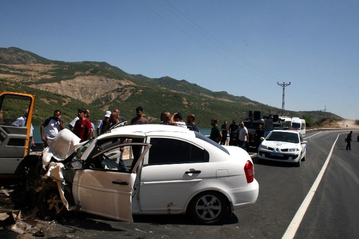 Tunceli\'de Trafik Kazası: 1 Ölü, 15 Yaralı
