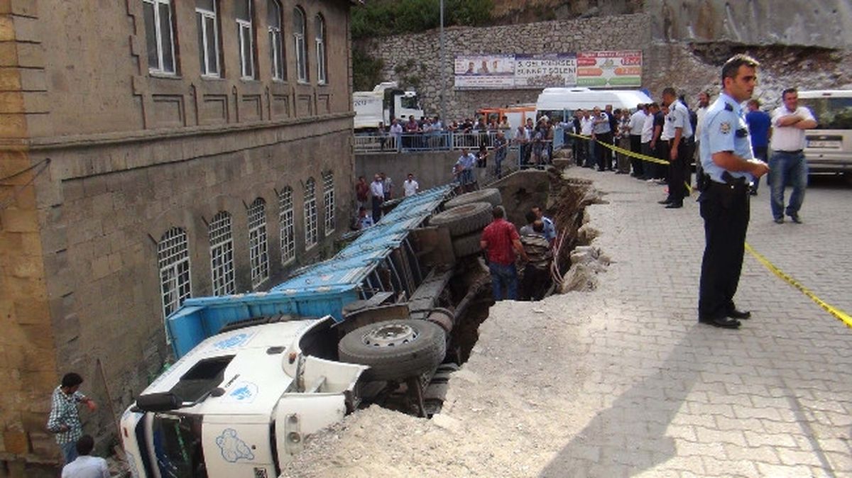 Yol Çöktü, Kamyon Okul Bahçesine Devrildi: 6 Yaralı