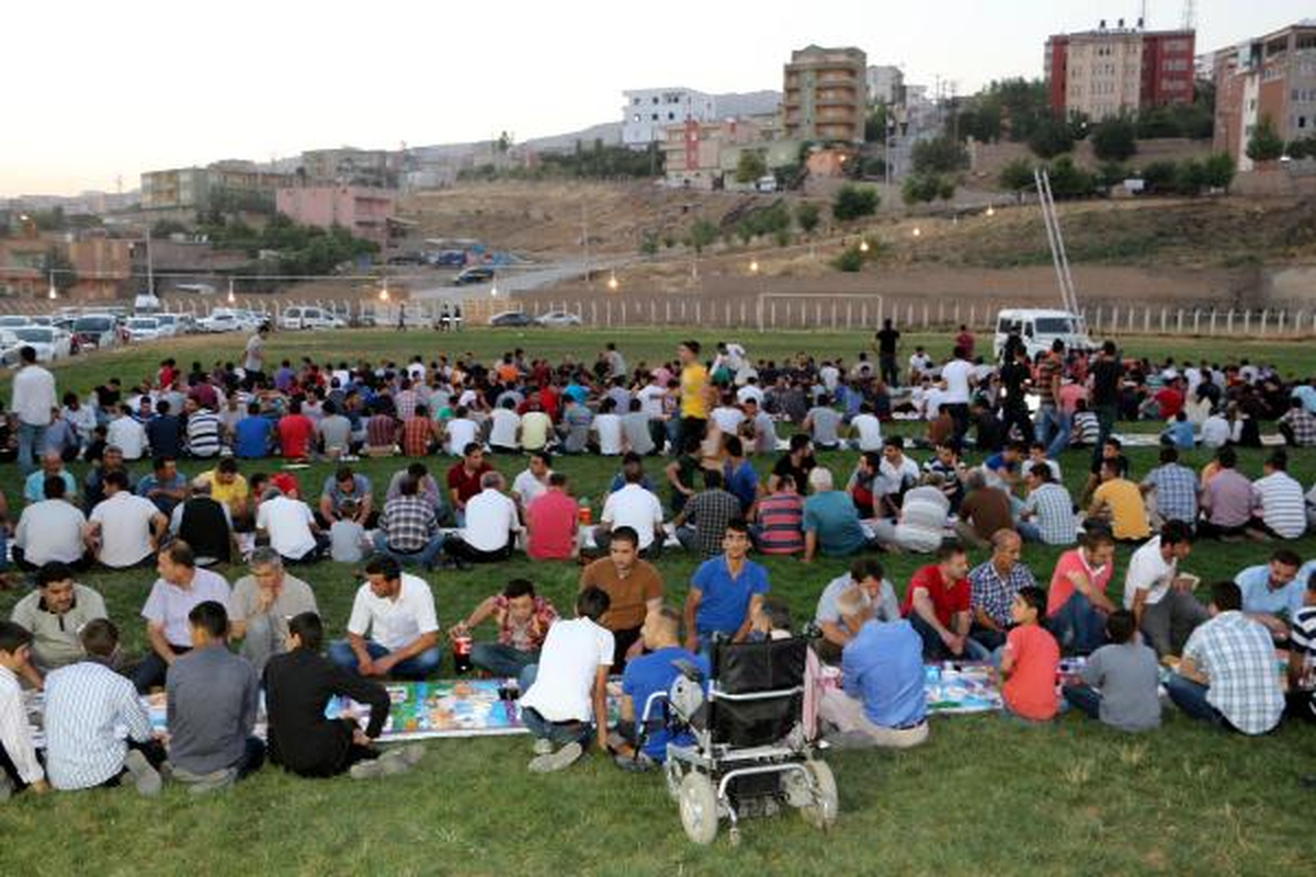 AK Parti\'den Şırnak\'ta Stadyumda 600 Kişiye İftar