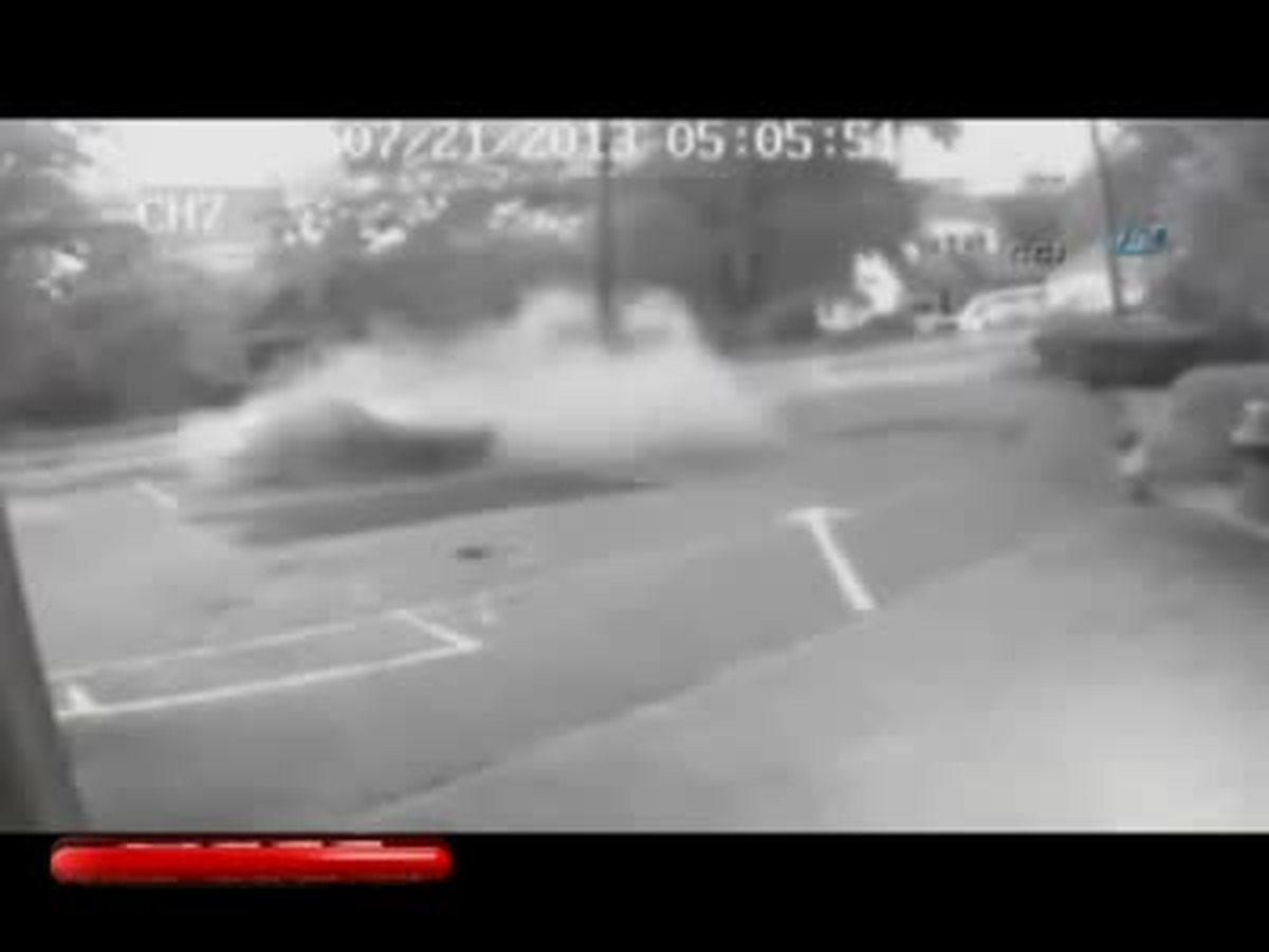 Amerika\'da Sürücü Araçtan Böyle Fırladı