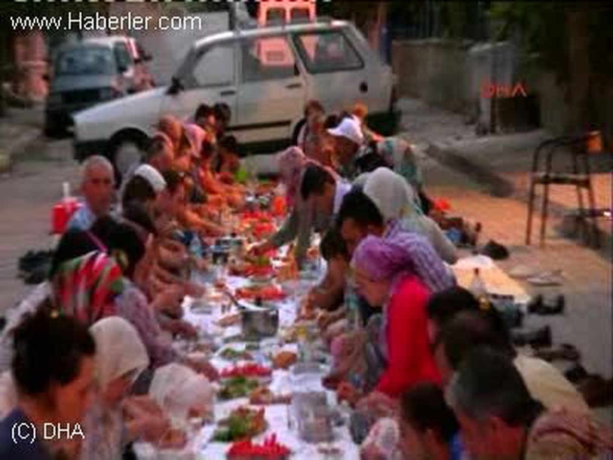 Ankara Oturdukları Sokakta Yer Sofrası Kurup Toplu İftar Yapıp Çay İçiyorlar