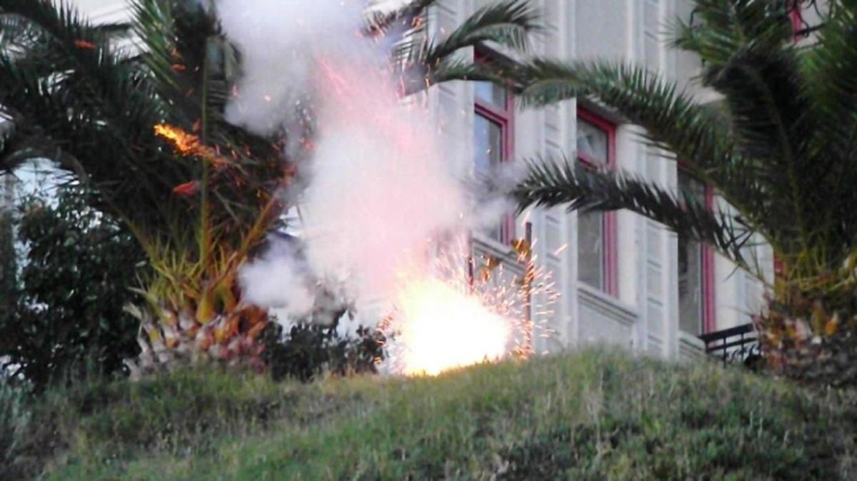Ayvalık\'ta İftar Topu Geleneği Ses Bombasıyla Sürüyor