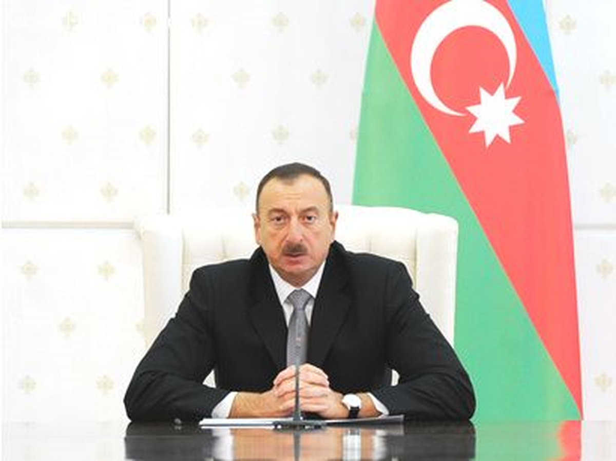 Azerbaycan Cumhurbaşkanı Aliyev\'den Gazetecilere Ev Hediyesi