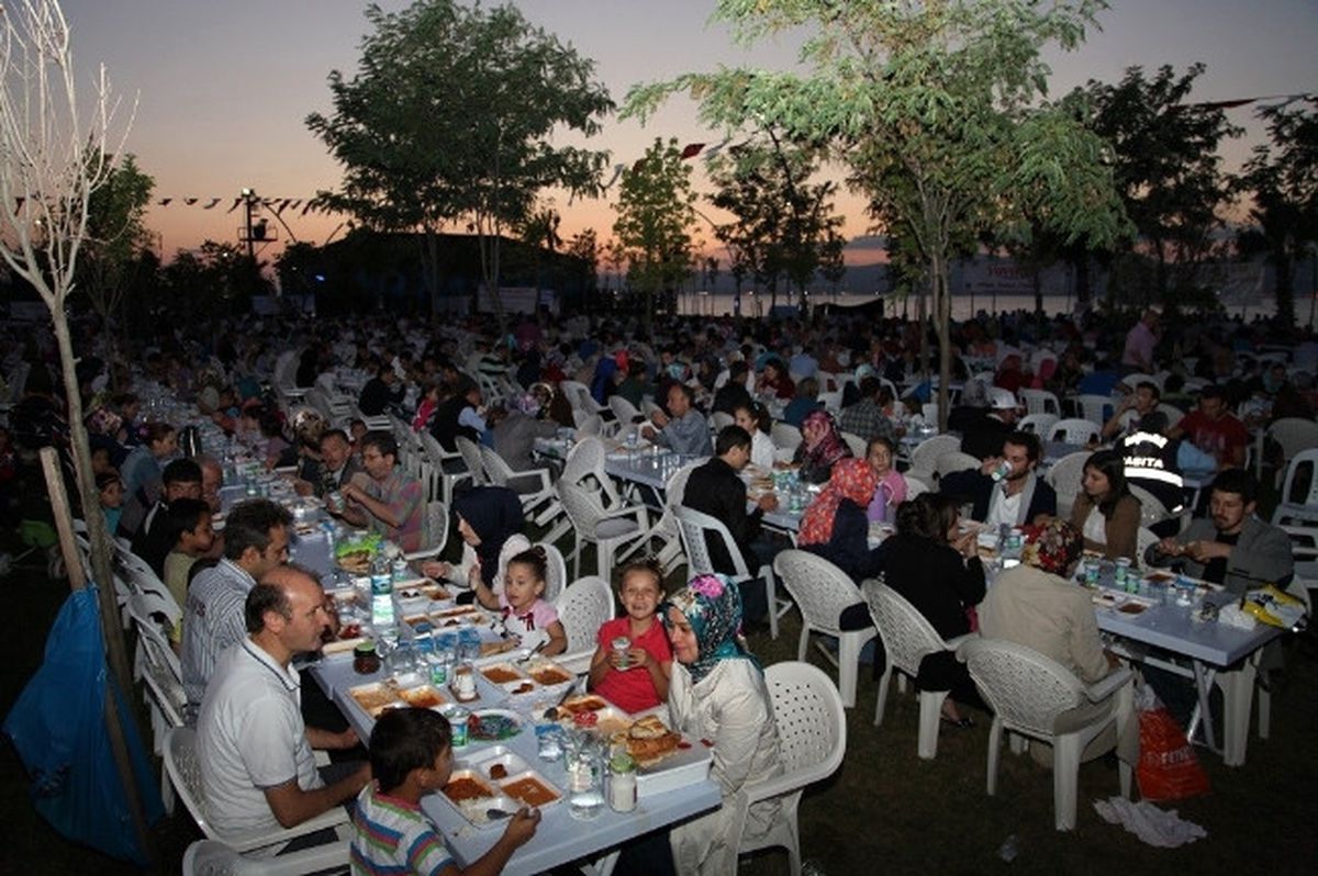 Başiskele\'de 18 Bin Kişi İftar Yaptı