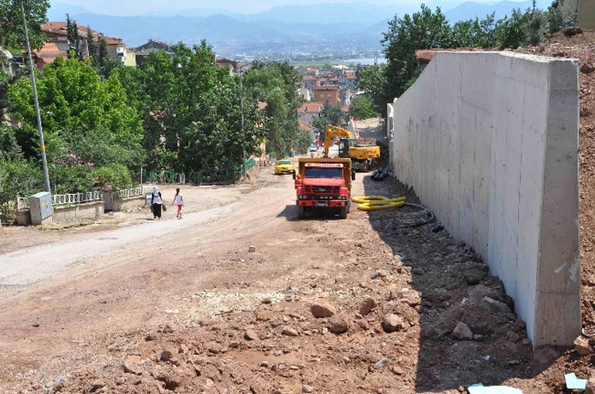 Büyükşehir Belediyesi Yol Çalışmalarını Sürdürüyor