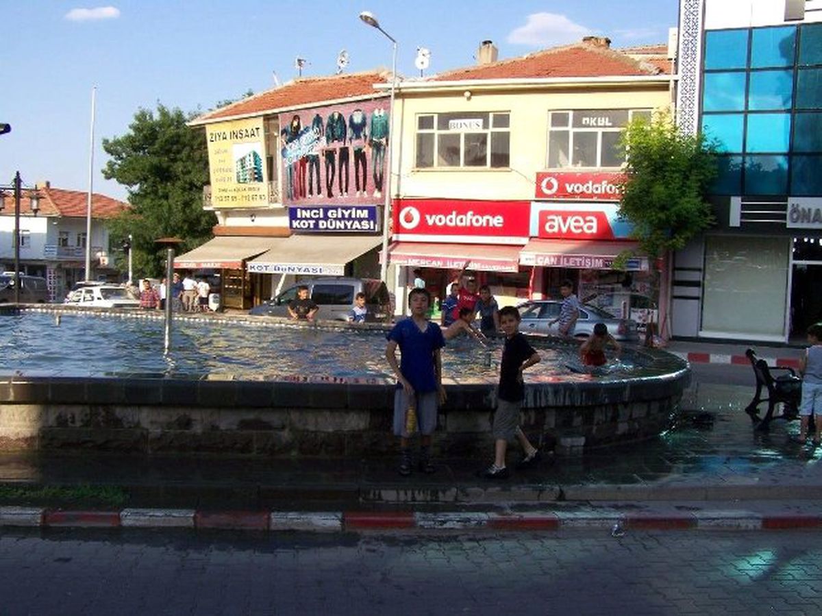 Çocuklar Süs Havuzlarında Serinliyor
