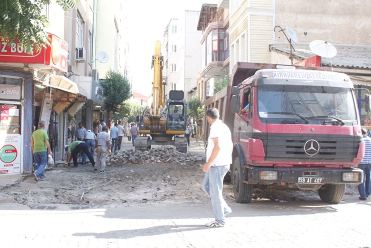Cumhuriyet Caddesi\'nde Çalışmalar Devam Ediyor