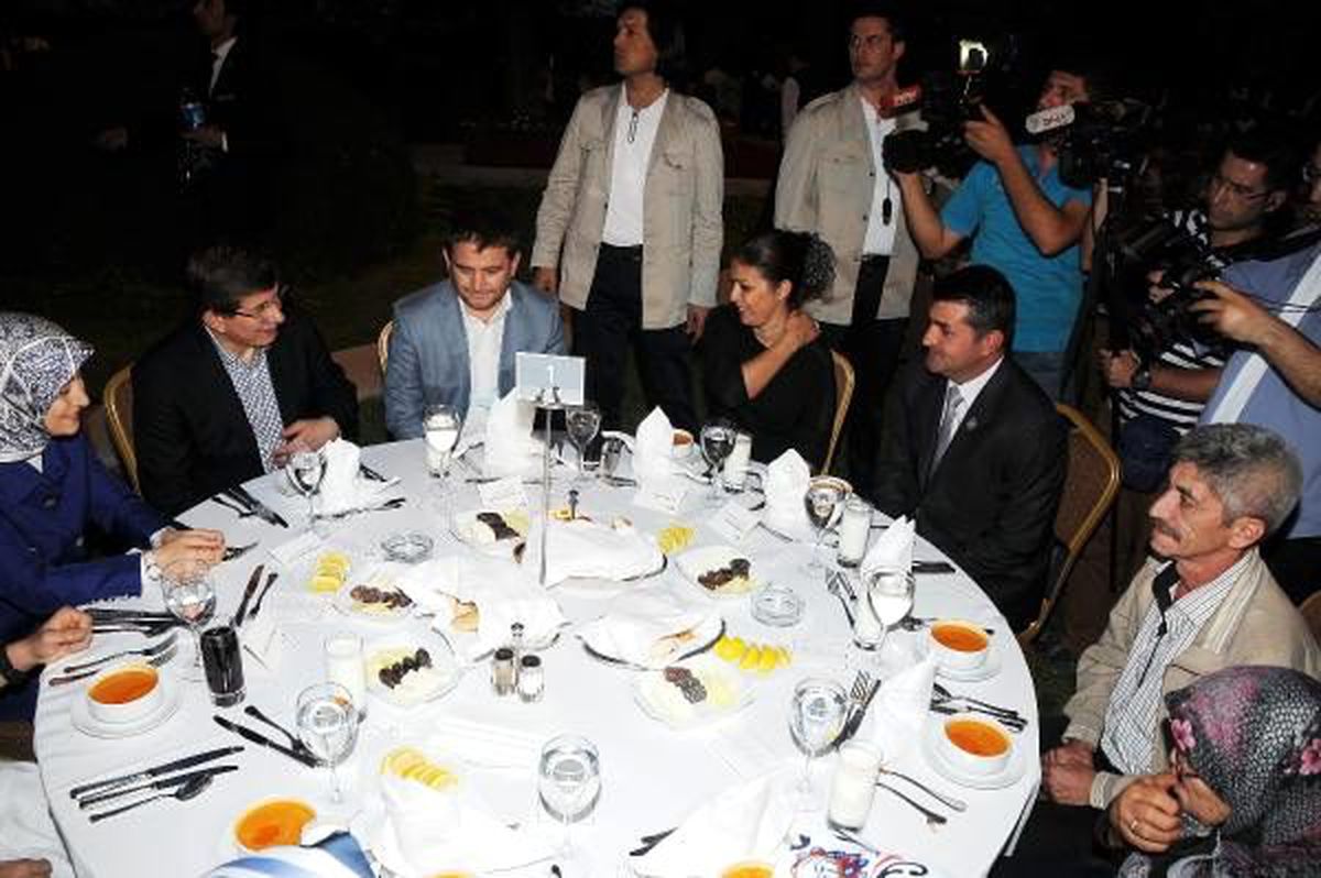 Davutoğlu, Şehit Aileleriyle İftarda Buluştu