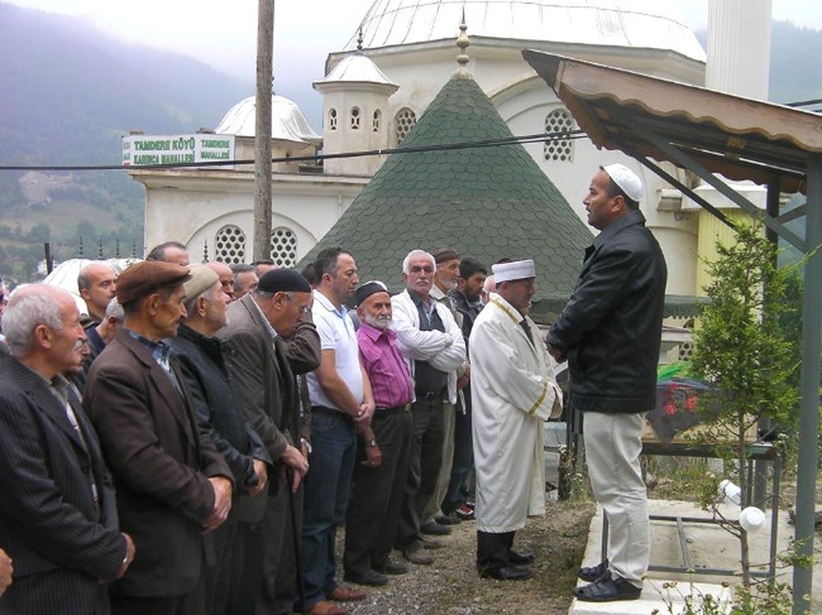 Denizde Kayboloduktan Bir Gün Sonra Cesedine Ulaşılan 11 Yaşındaki Ezgi Toprağa Verildi