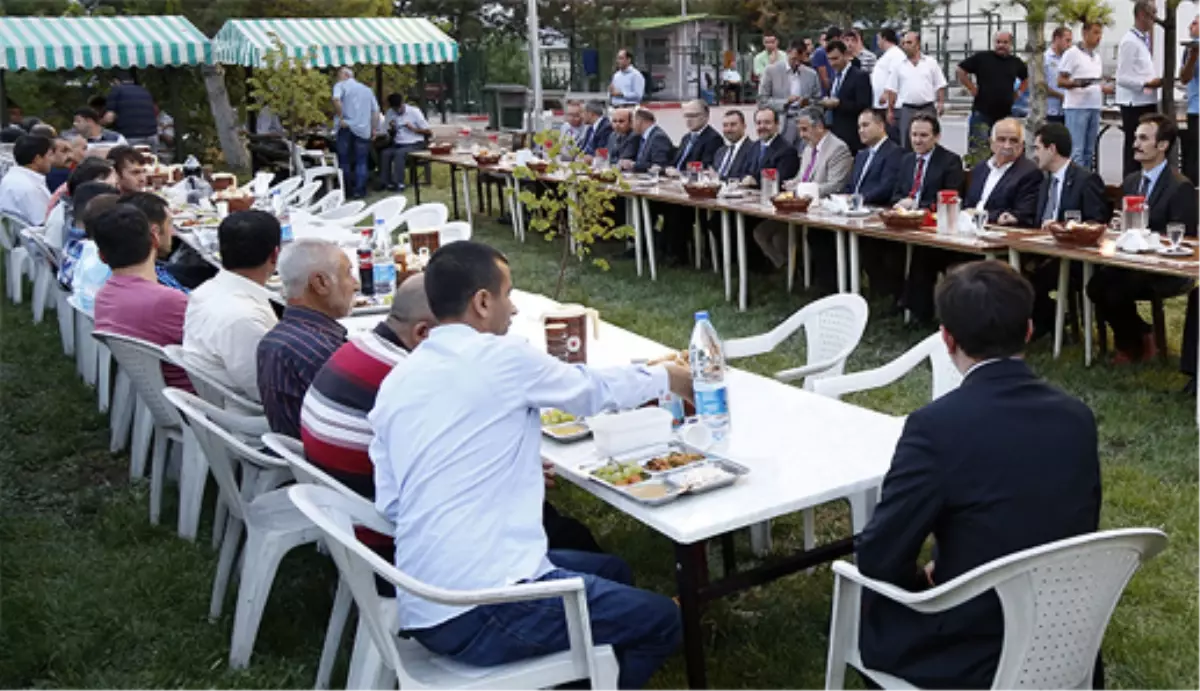 Diyanet İşleri Başkanı Görmez İftarını Mahkûmlarla Yaptı