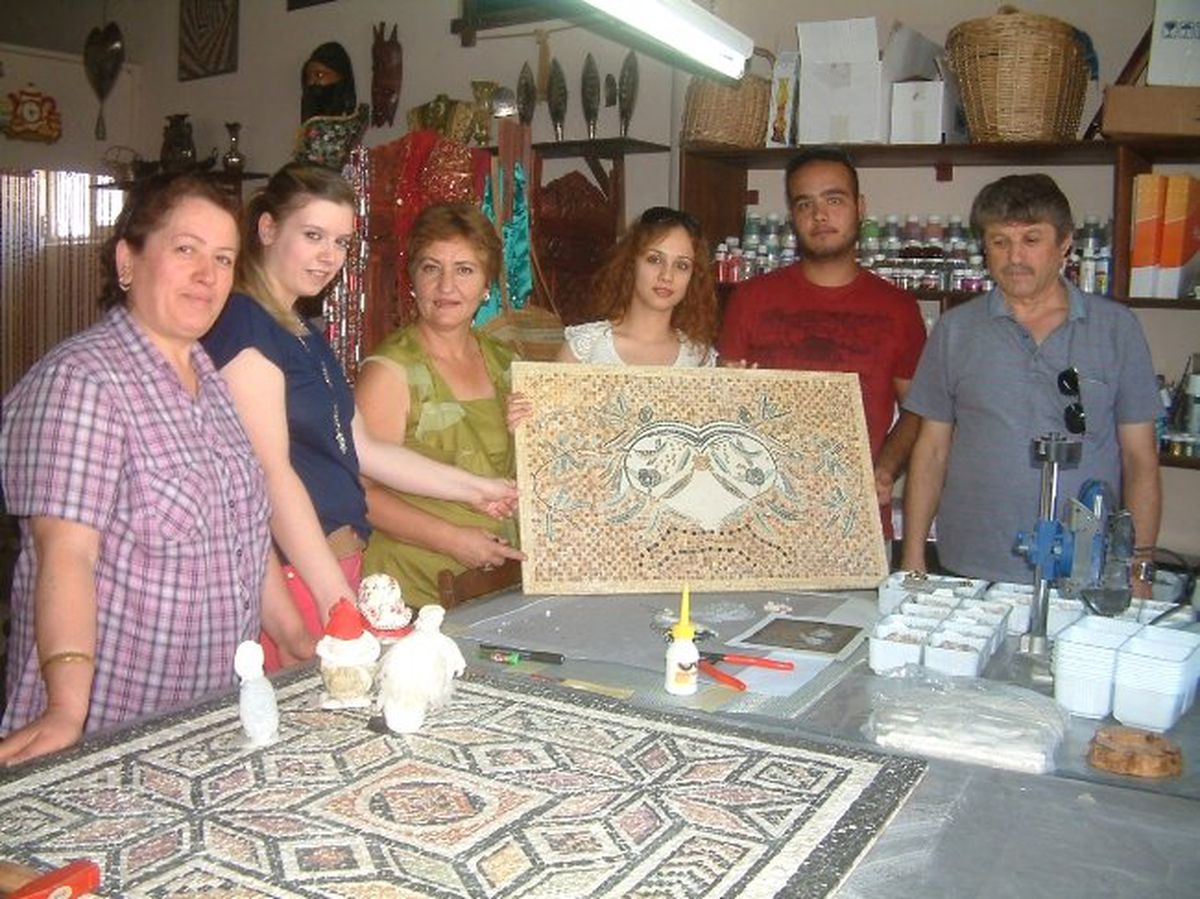 Edremit\'te Mozaik Resim Sergisi Açıldı