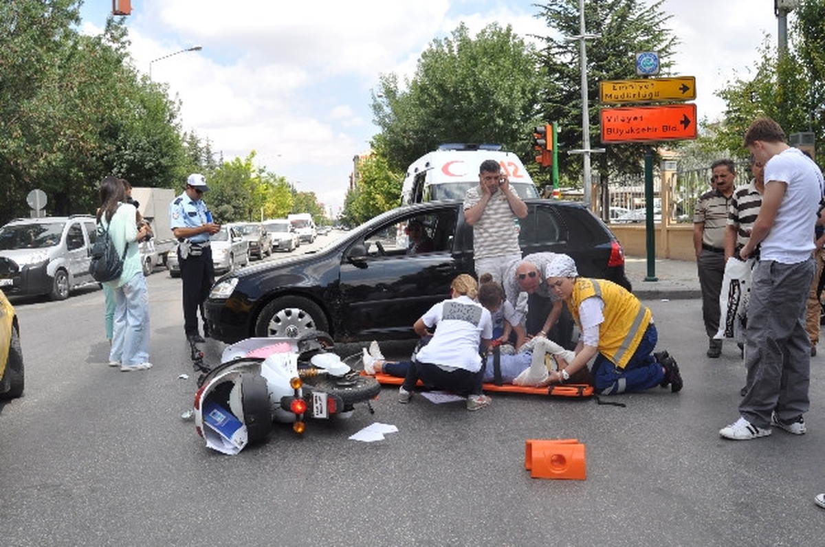 Elektirikli Bisiklet ile Otomobil Çarpıştı: 1 Yaralı