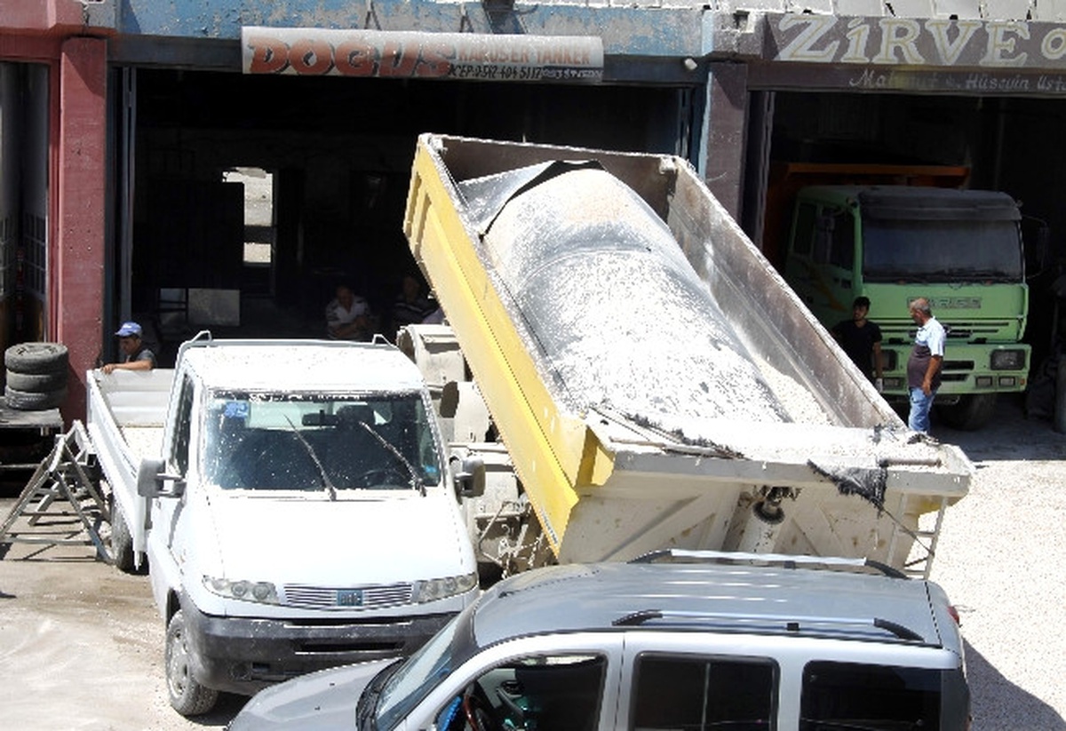 Gaziantep\'te Zula Olarak Yapılan Yakıt Deposu Patladı: 2 Yaralı