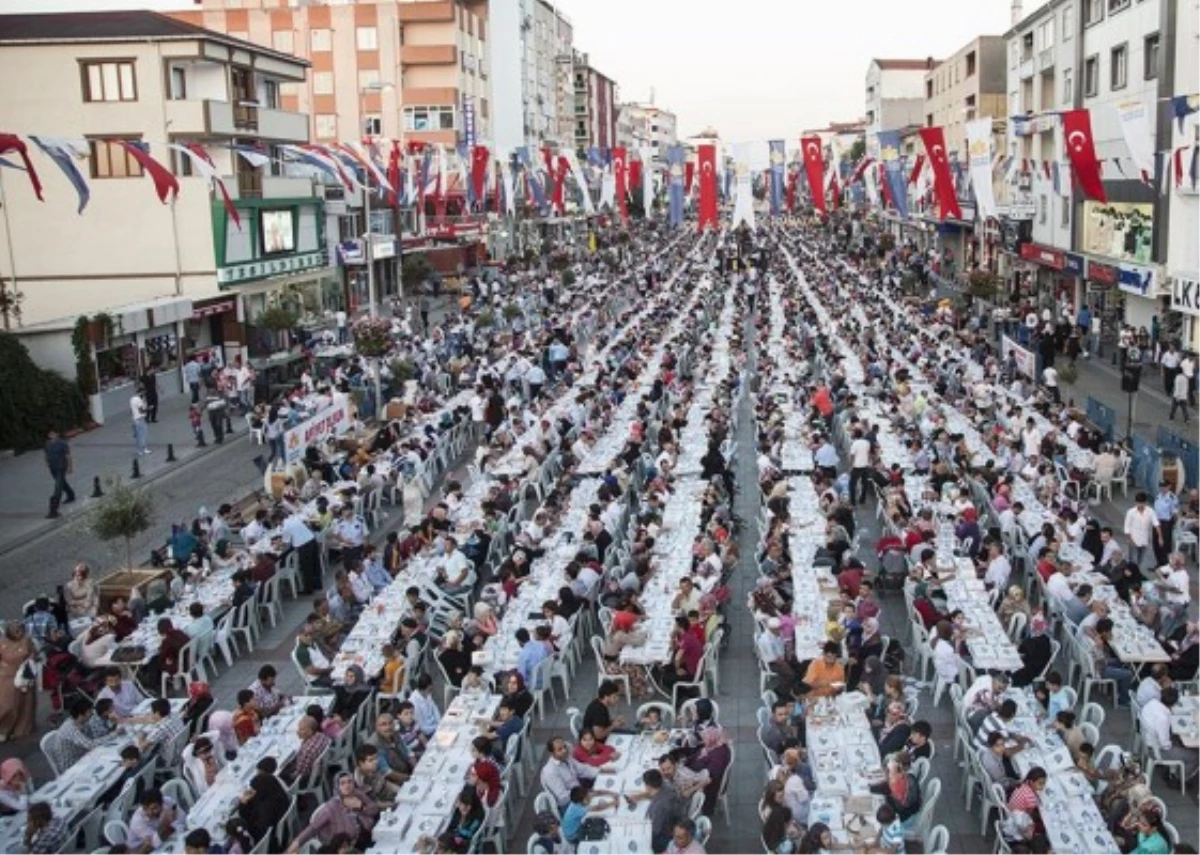 Gönül Sofraları Kent Meydanı\'na Kuruldu