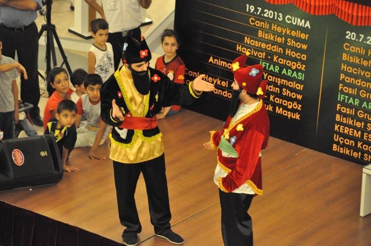 Hacivat-Karagöz Gösterisi Yoğun İlgi Gördü