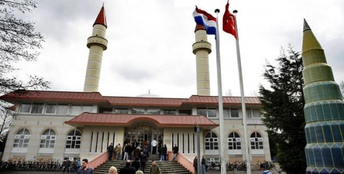 Hollanda\'da Cami Önüne Domuz Başı Bırakıldı